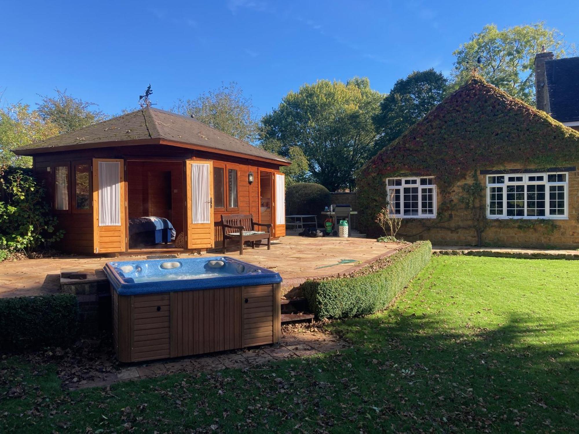 Exclusive 2 Bedroom Apartment With Summer House And Hot Tub Daventry Exterior photo