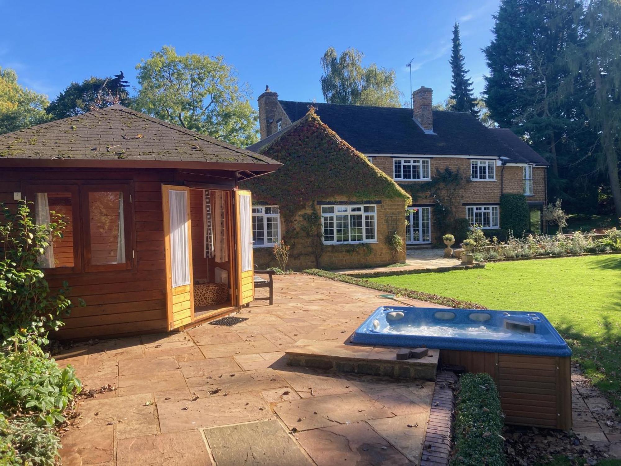 Exclusive 2 Bedroom Apartment With Summer House And Hot Tub Daventry Exterior photo
